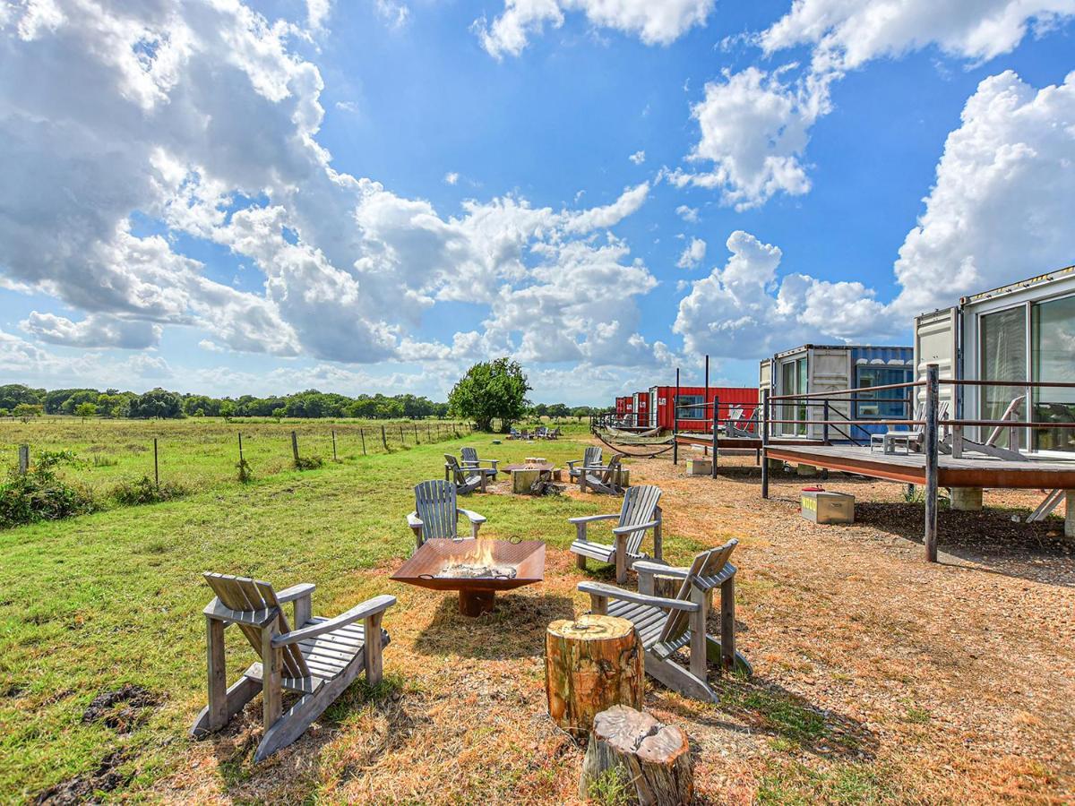 Flophouze Shipping Container Hotel Round Top Buitenkant foto