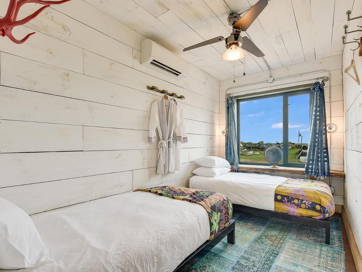 Flophouze Shipping Container Hotel Round Top Buitenkant foto