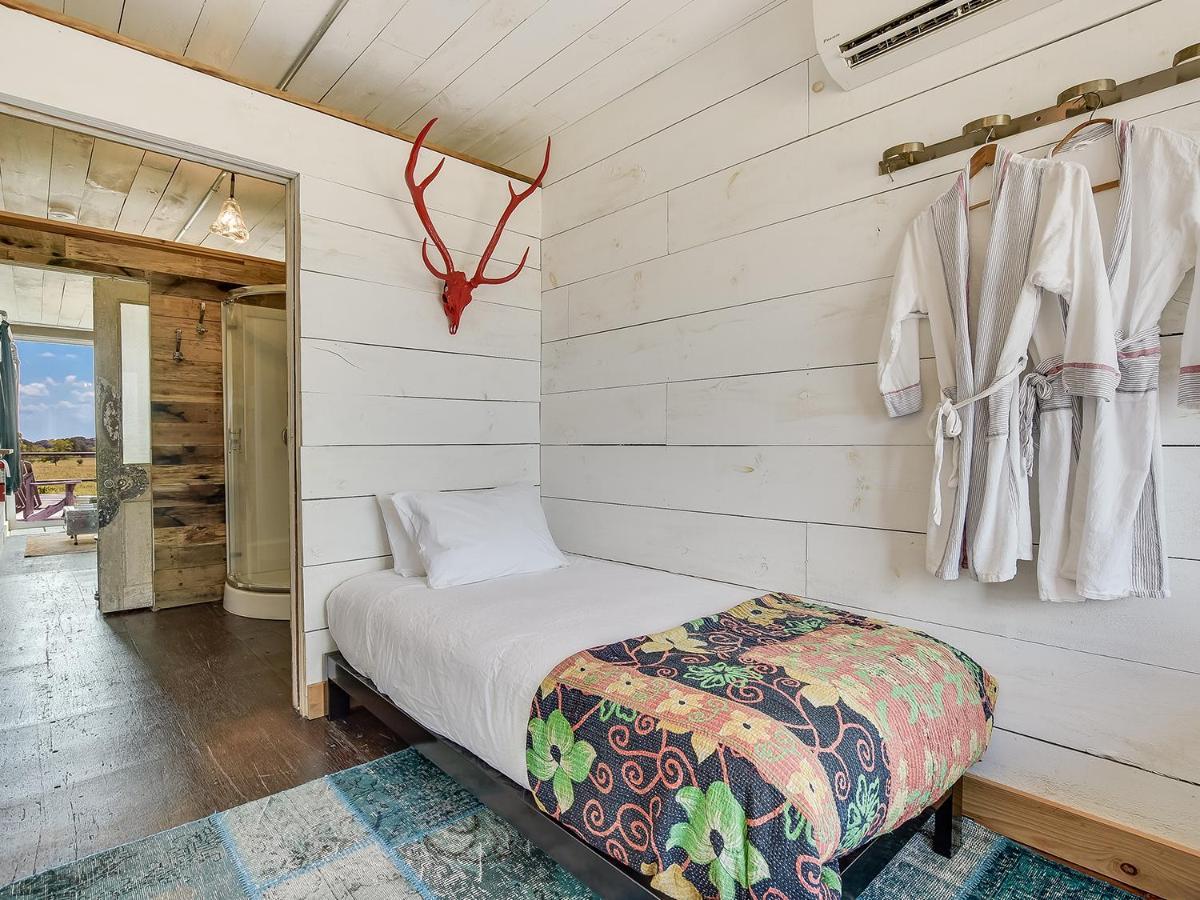 Flophouze Shipping Container Hotel Round Top Buitenkant foto