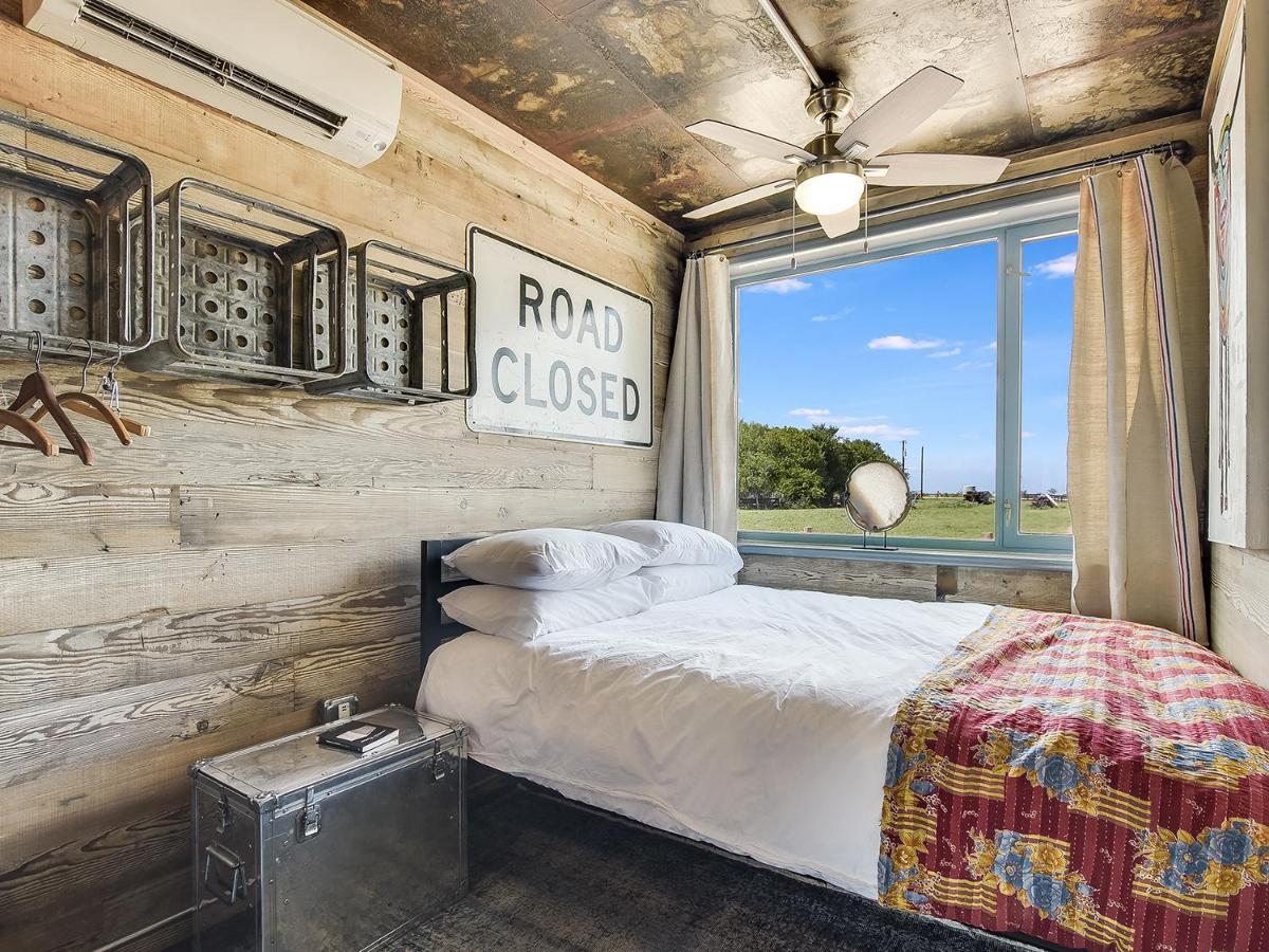 Flophouze Shipping Container Hotel Round Top Buitenkant foto
